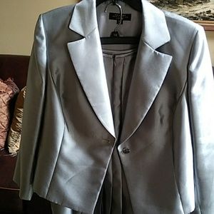 Tahari 2pcs. Suit jacket&skirt sz.16